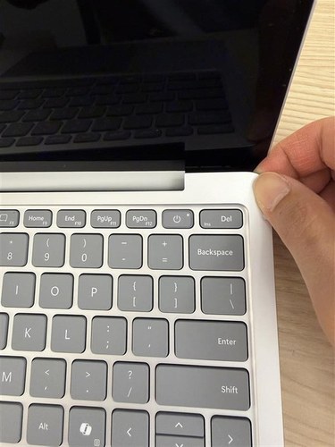 Photo of inserting the pick where the C Cover Keyset meets the hinge cover.
