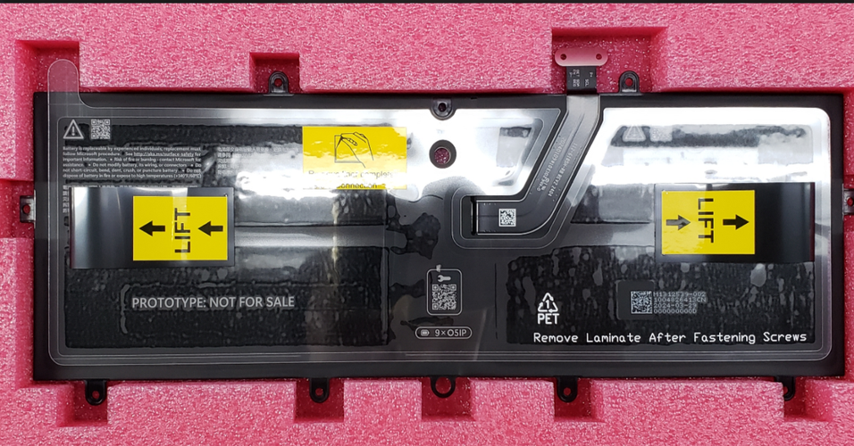 Screenshot that shows holding the battery by its lifting tabs.