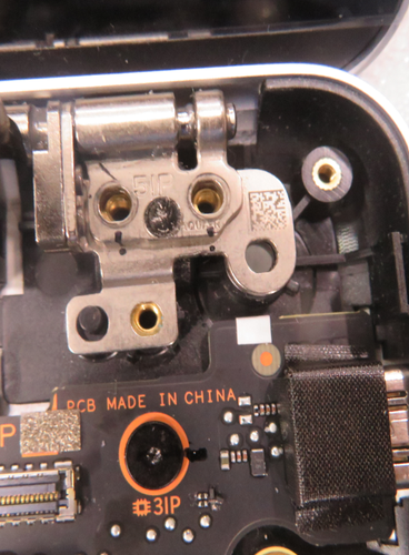Screenshot that shows the pins on D bucket aligned to the holes on hinges.