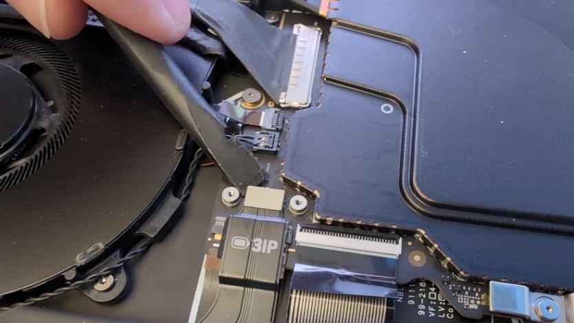 Screenshot that shows prying up and disconnecting the battery FPC connector from the motherboard with a nylon spudger.
