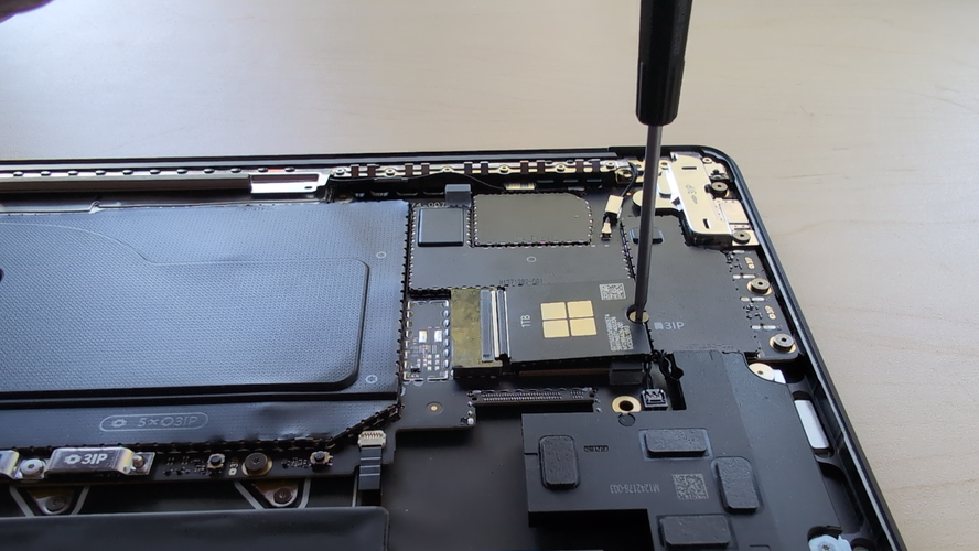 Screenshot that shows tightening the removable SSD screw with a 5IP driver to the specified snug and turn.