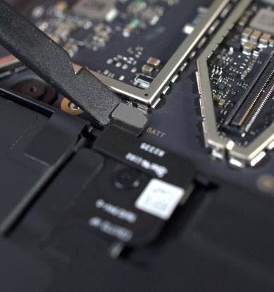 Screenshot that shows nylon spudger lifting battery connector straight up from motherboard.