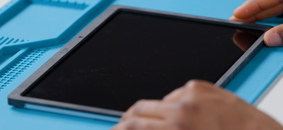 Screenshot that shows the bonding frame positioned over the display for adhesive application.