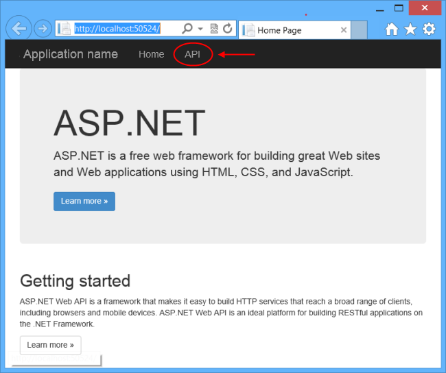 Captura de la ventana de aplicación lanzada desde Visual Studio en modo de depuración con el vínculo A P I circundado en rojo y señalado con una flecha roja.