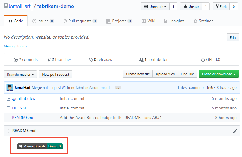 Screenshot mostra il repository GitHub con badge aggiunto.