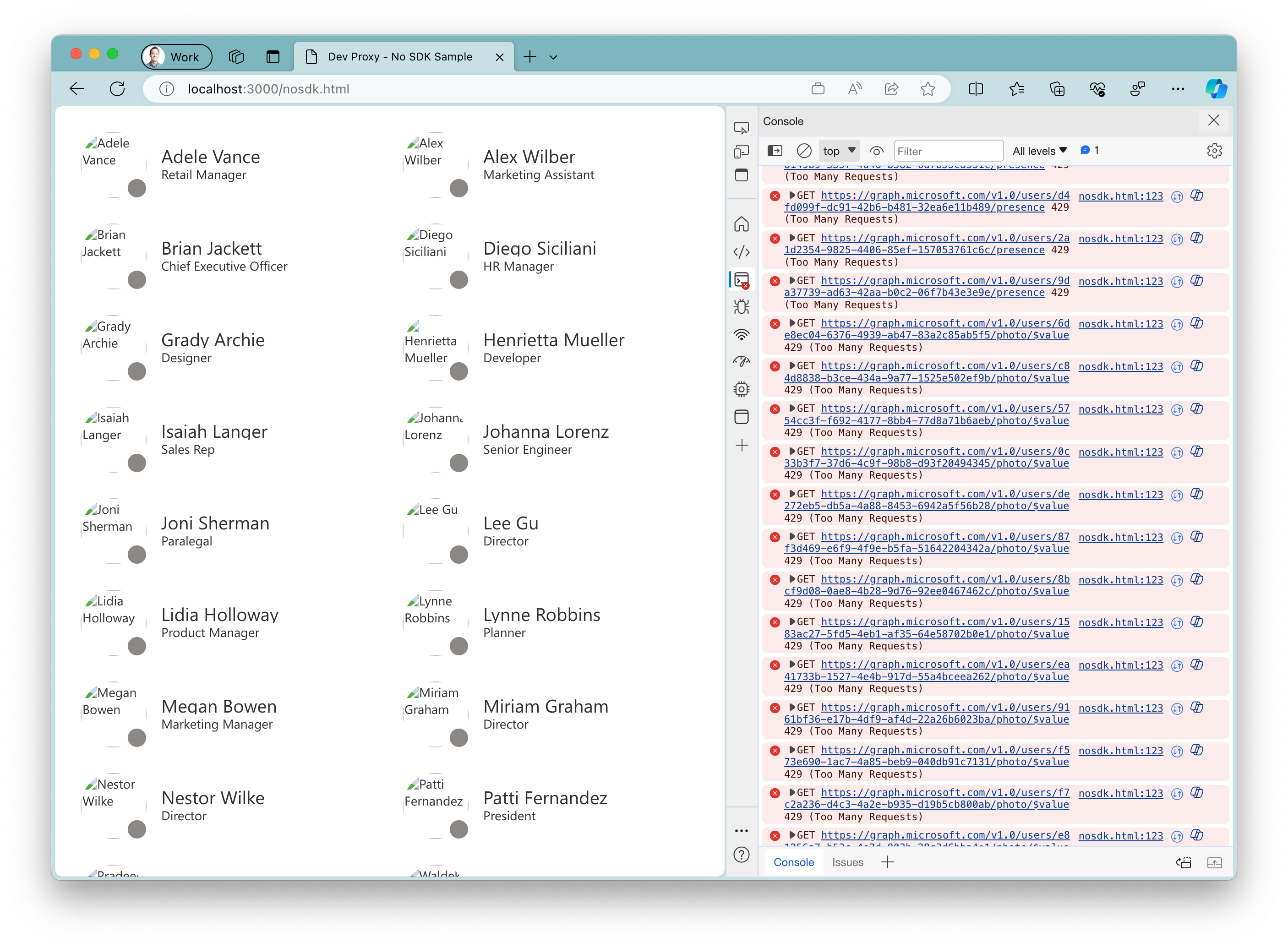 Microsoft Edge で実行されているサンプル アプリのスクリーンショット。ユーザーアバターはアプリに表示されません。Microsoft Edge 開発者ツールは、コンソール ログにエラーが表示された状態で開かれています。