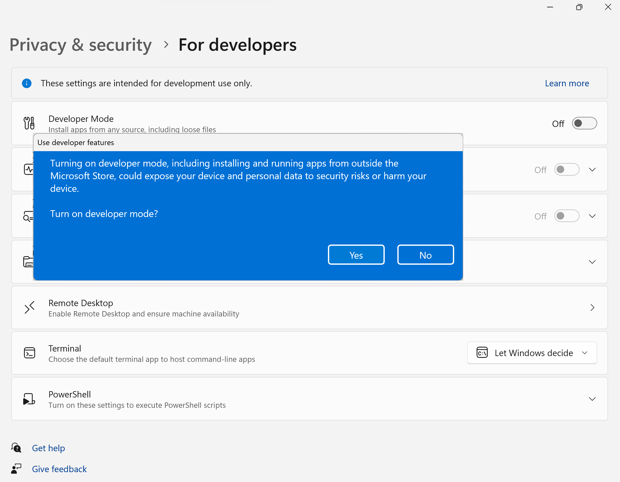 開発者モードを有効にするオプションが表示された [UWP 設定] ダイアログ ボックスを示すスクリーンショット。