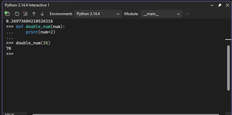 Captura de ecrã que mostra como a Janela Interativa mostra o prompt de continuação Python para instruções de código multilinha em Visual Studio.