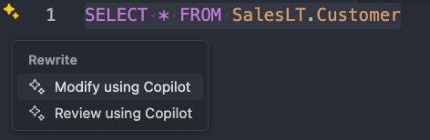 显示用于在 Visual Studio Code 中使用 GitHub Copilot 修改 SQL 查询的智能操作图标的屏幕截图。