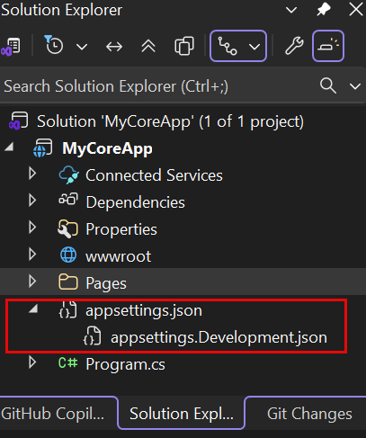 屏幕截图显示在 Visual Studio 的解决方案资源管理器中，appsettings.json 被选中并展开，暴露了 appsettings.Development.json。