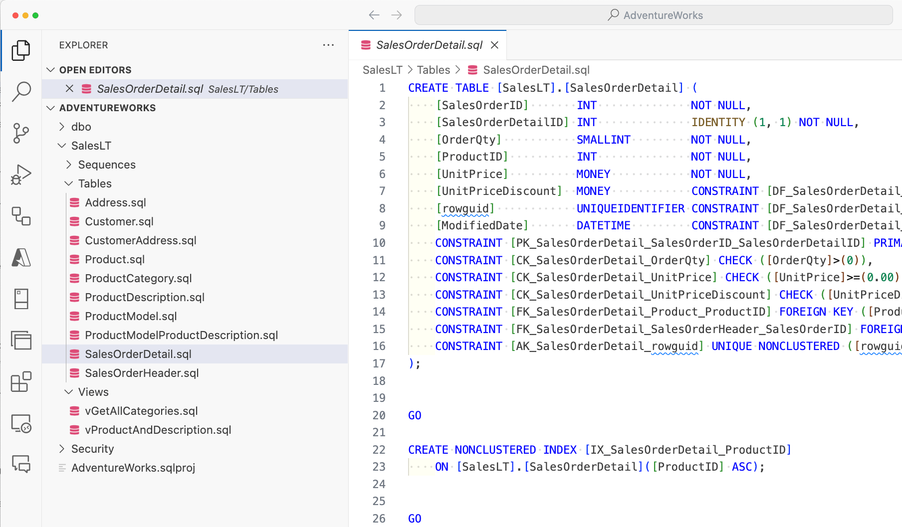 AdventureWorks SQL 專案開啟時的 VS Code 螢幕擷取畫面，在編輯器中顯示資料表。
